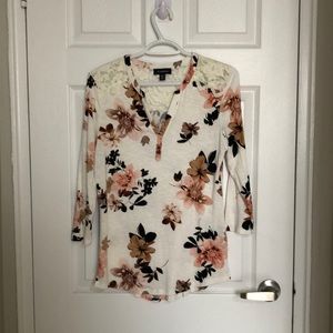 Le Chateau Womens top. Sz XS, nice lace detail at top, Pretty fall floral print